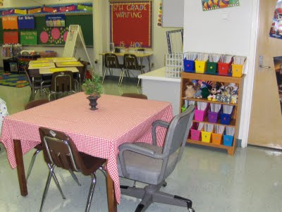 You NEED to set up a small group instruction area during your classroom design process. Think about elementary anchor charts, displays, bulletin boards, storage, activities, and a kidney or a teacher table. The Clutter Free Classroom has lots of fun and easy tips and ideas! #classroomsetup #classroomdesign 