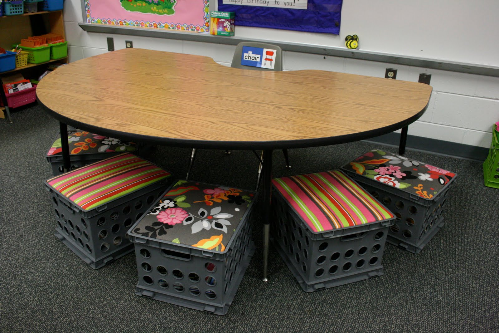 You NEED to set up a small group instruction area during your classroom design process. Think about elementary anchor charts, displays, bulletin boards, storage, activities, and a kidney or a teacher table. The Clutter Free Classroom has lots of fun and easy tips and ideas! #classroomsetup #classroomdesign 