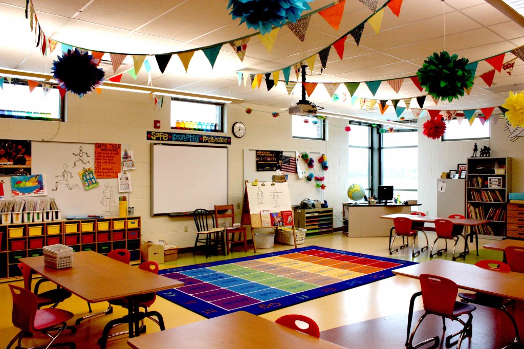 Learn how to set up your whole class meeting area from this blog post. It gives elementary teachers tons of practical tips and ideas for how to create an ideal whole group area for read alouds so your read aloud time will become your favorite time of the school day. #readaloud #teaching #classroom #classroommeeting